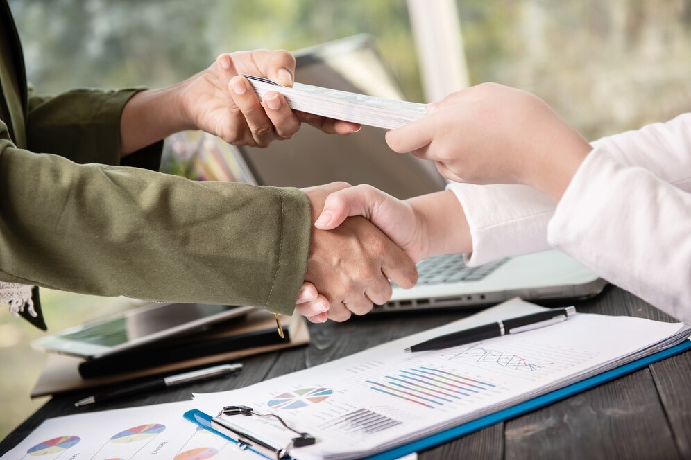 business people shaking hands finishing up meeting 1150 37745